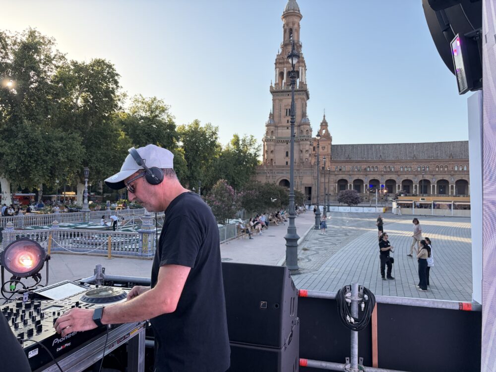 DJ Iconica Fest Sevilla 7Sound actuando en Plaza de España
