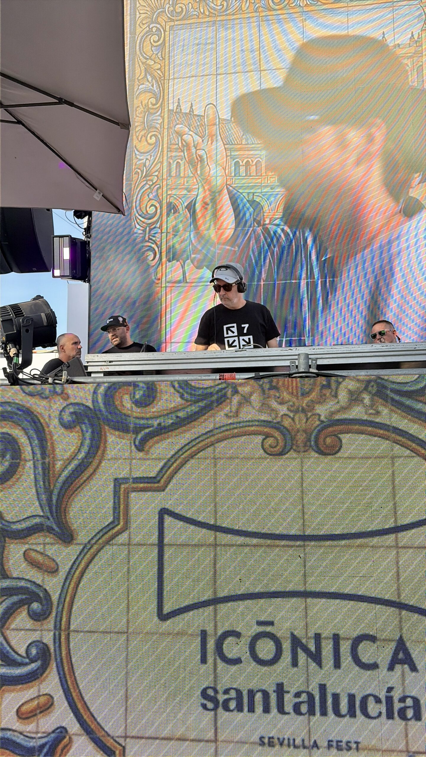 DJ de 7Sound en sesión de música electrónica en Icónica Fest Sevilla