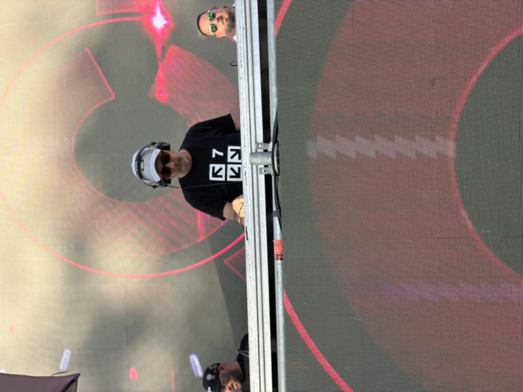 DJ de 7Sound pinchando en la Plaza de España de Sevilla en Icónica